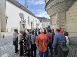 Begrüßung der IGAL-Mitglieder durch Msgr. Rudolf Bischof bei schönstem Wetter in Feldkirch