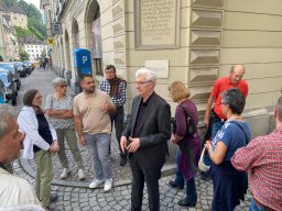 auf Fragen zum Dom und seiner Umgebung antwortet Msgr. Rudolf Bischof sehr ausführlich