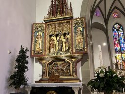 der eindrucksvolle Josefsaltar links vorne im Dom