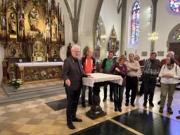 die Bischöfliche Gruft vor dem Marienaltar mit 3 Marmorplatten